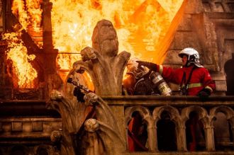 Kadr z filmu: Notre-Dame płonie
